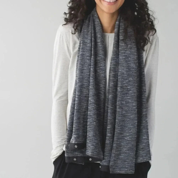 Lululemon, Vinyasa Scarf Coco Pique Black White Customizable Snap Knit Wrap - Picture 3 of 13